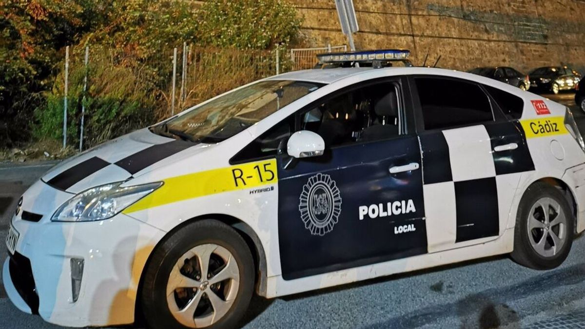 La Policía Local de Cádiz libera a una mujer que estaba siendo retenida en la vivienda de su pareja La Policía Local de Cádiz libera a una mujer que estaba siendo retenida en la vivienda de su pareja