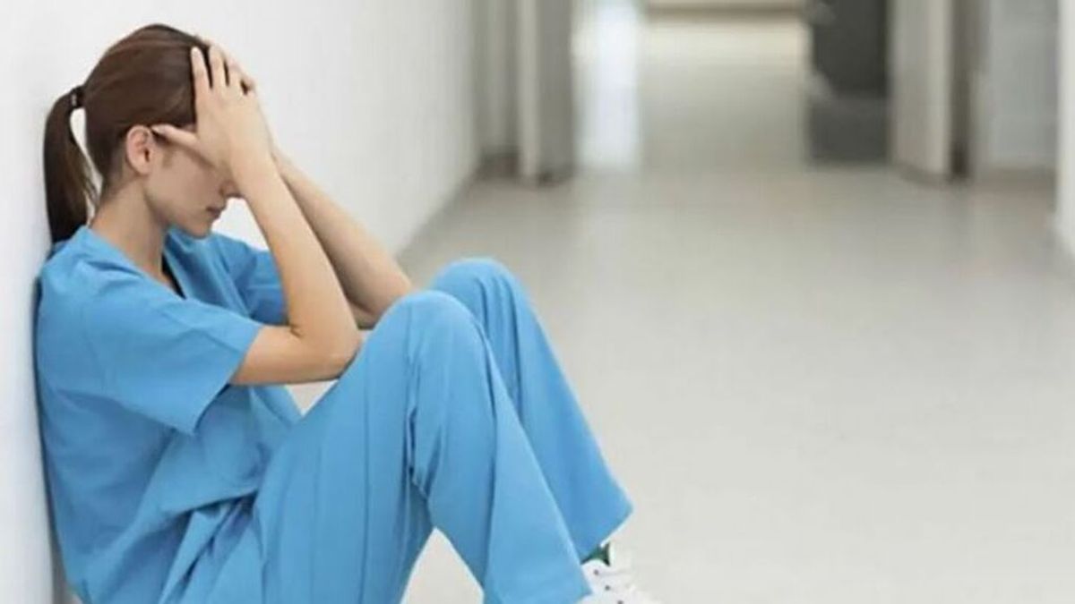 A puñetazos contra una enfermera que pidió a una veintena de personas abandonar la habitación de un paciente