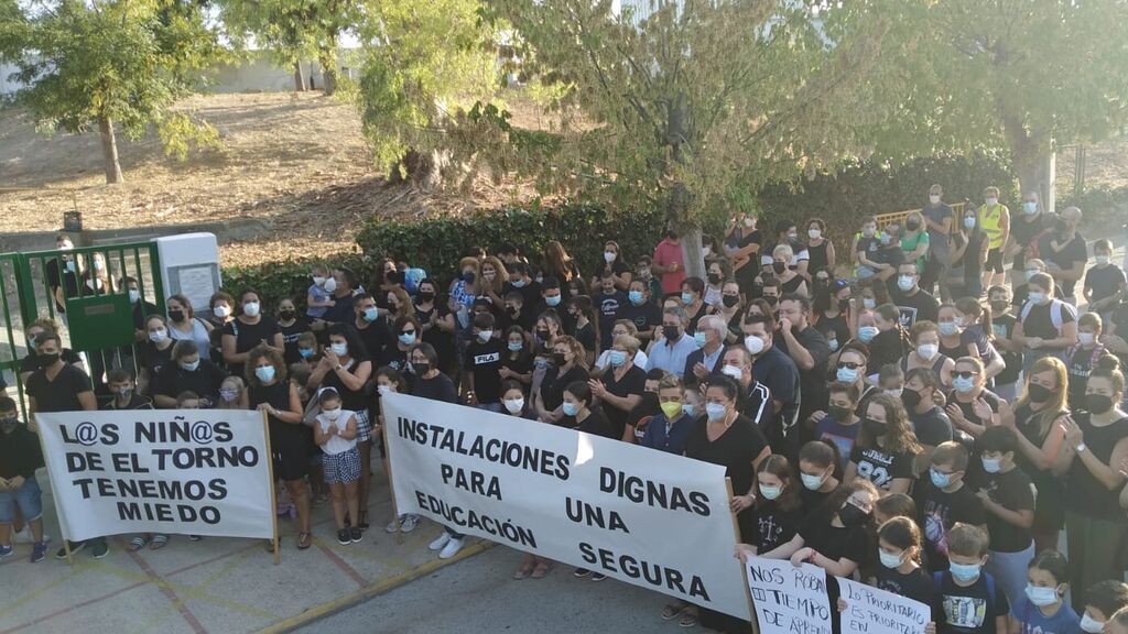 Los padres y alumnos del CEIP Guadalete en la concentración