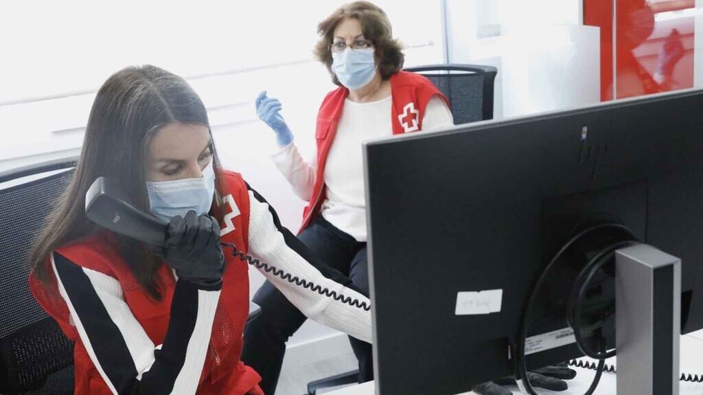 Letizia al teléfono en una de las sedes de la Cruz Roja. Casa Real
