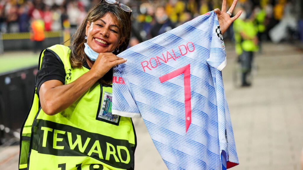 La agente de seguridad se llevó de regalo una camiseta de Cristiano Ronaldo