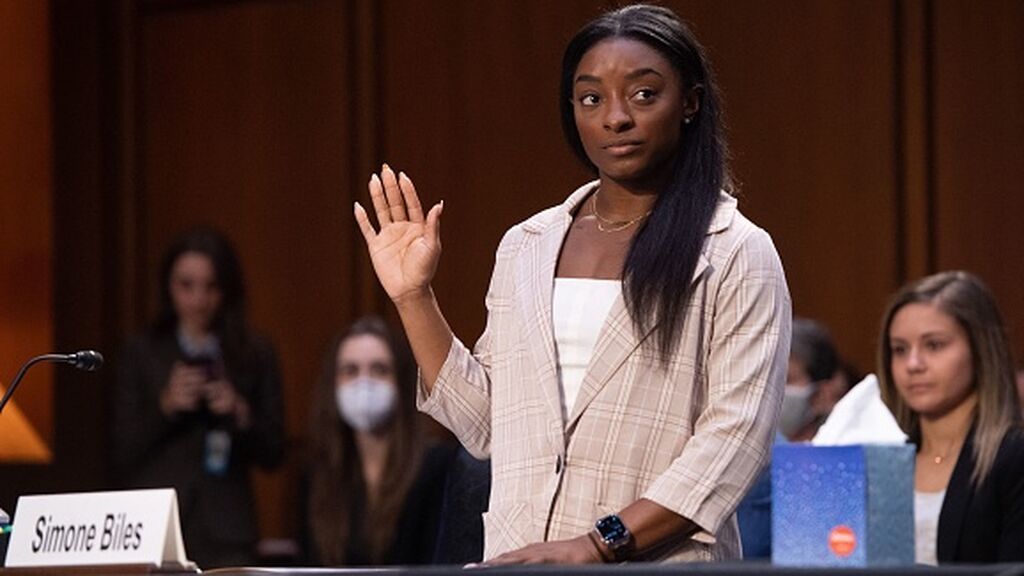 Simone Biles culpa "al sistema" de los abusos sexuales que sufrió por parte del médico Nassar