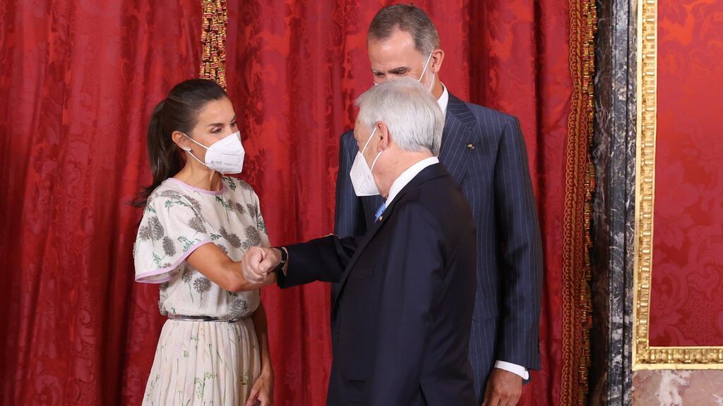 El rey Felipe VI y la reina Letizia en su recepción con el presidente de Chile