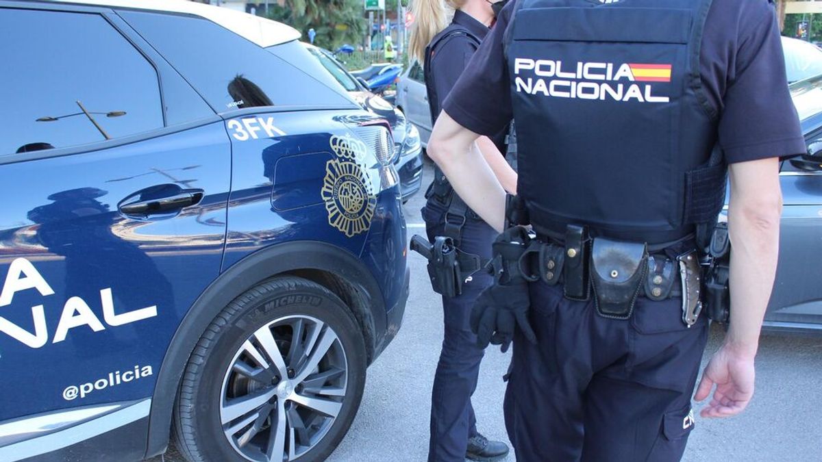 La policía realiza una inspección de la vivienda del menor de Morón de la Frontera desaparecido La policía realiza una inspección de la vivienda del menor de Morón de la Frontera desaparecido