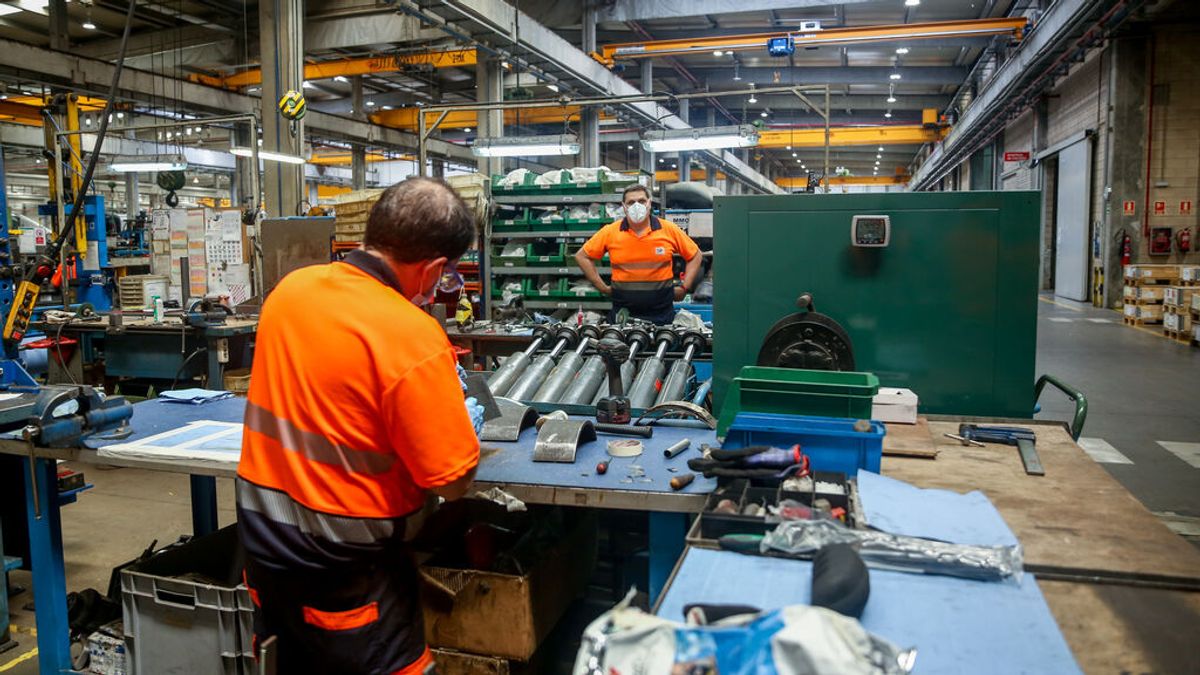 Trabajadores en la fábrica Trabajadores en la fábrica