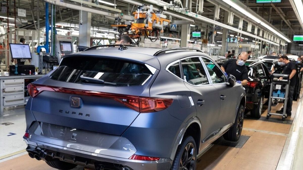 SEAT y sindicatos negocian un nuevo ERTE para 10.000 trabajadores por la falta de microchips SEAT y sindicatos negocian un nuevo ERTE para 10.000 trabajadores por la falta de microchips