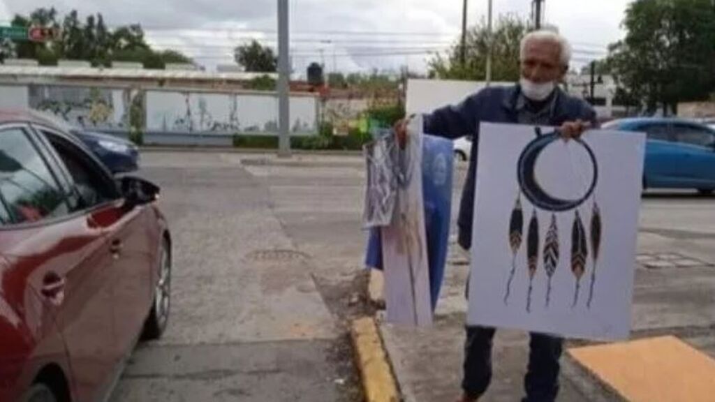 Don Mario vendiendo los dibujos de sus nietas