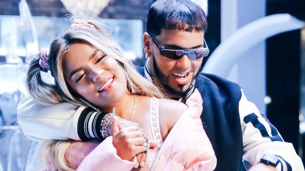 Anuel AA luce una camiseta de Karol G y los fans creen que es otra prueba más de su reconciliación