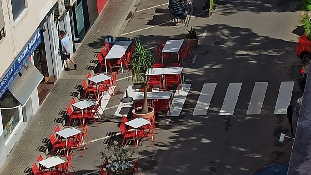 Colocan un paso de cebra en medio de la terraza de un bar en Catarroja