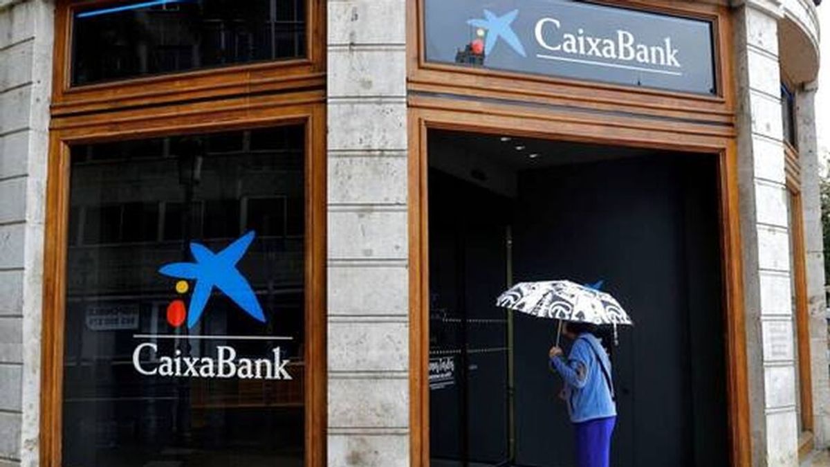 Caixabank comienza a advertir a sus clientes de los cambios que llegan para los exclientes de Bankia