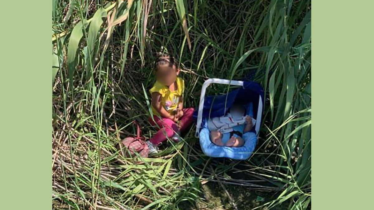 Rescatan a un bebé de tres meses y su hermana de dos años abandonados en el Río Grande, Texas