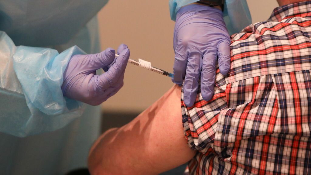 EuropaPress_3668320_persona_recibe_primera_dosis_vacuna_pfizer_contra_covid-19_27_abril_2021