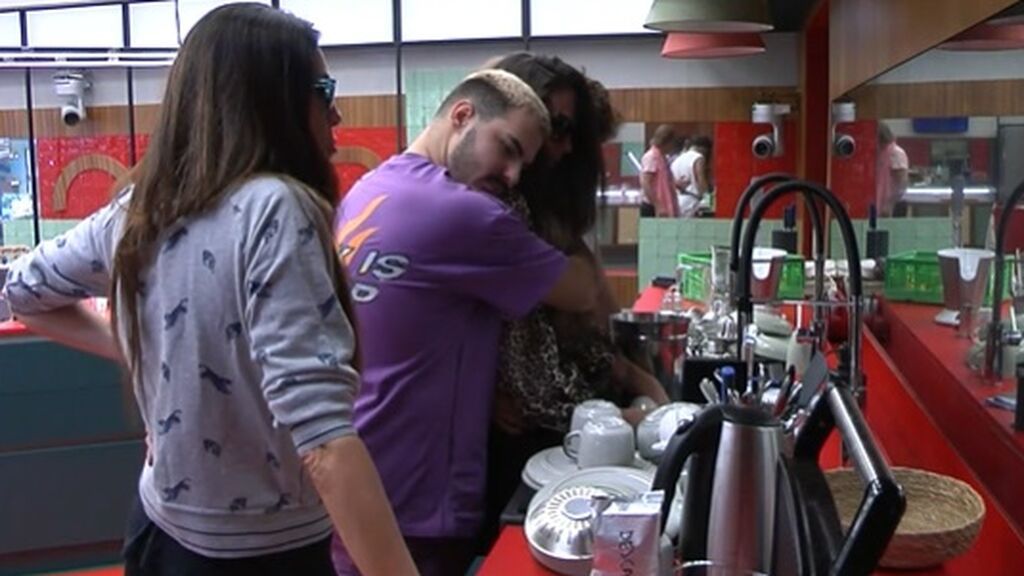 Los Gemeliers e Isabel consuelan a Cynthia