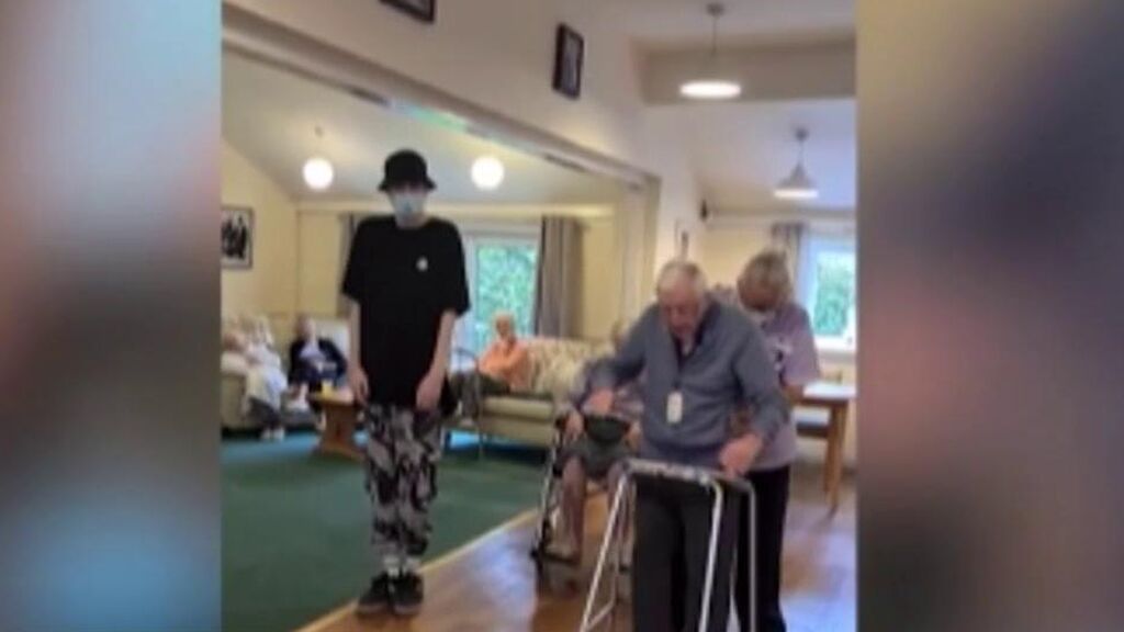 La música, la mejor terapia: un joven con autismo enseña a bailar hip hop a un anciano de 101 años