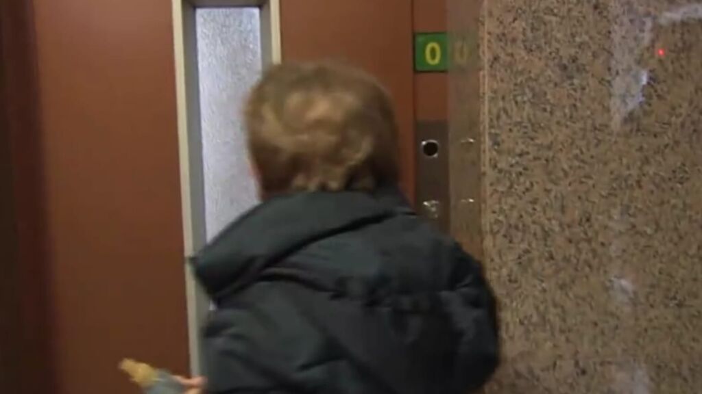Una de las vecinas accede a uno de los ascensores.