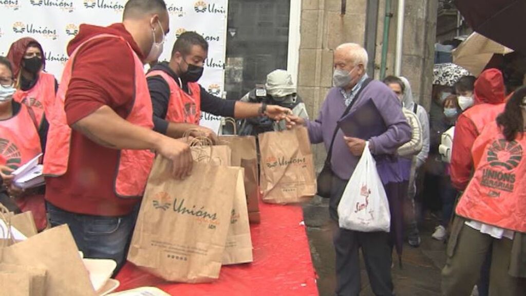 Colas en Santiago para hacerse con mil kilos de carne que regalaban los ganaderos en una acción protesta