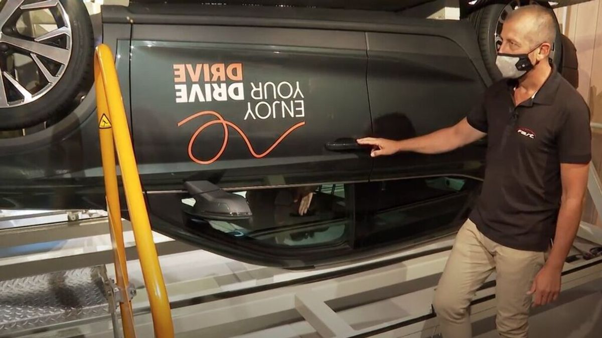 Casa Seat realiza un simulador de vuelco: “Cuando te ves bocabajo no entiendes nada y valoras la posición de conducción" Casa Seat realiza un simulador de vuelco: “Cuando te ves bocabajo no entiendes nada y valoras la posición de conducción"