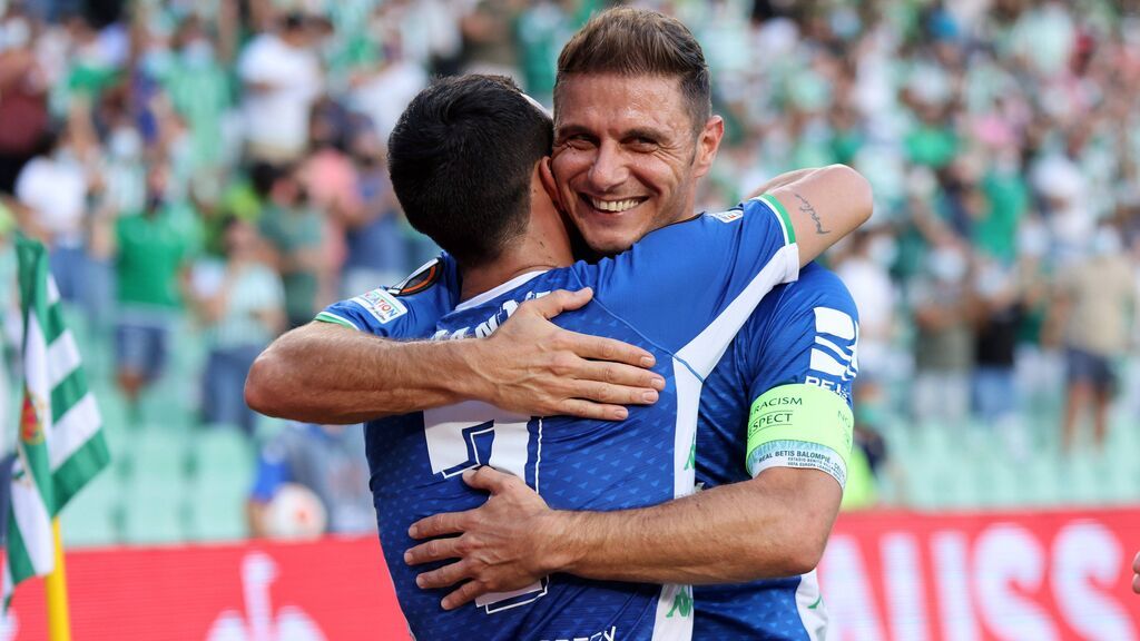 Joaquín celebra con Juanmi uno de los goles.