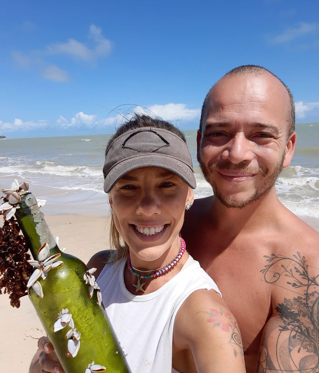 La pareja que encontró la botella