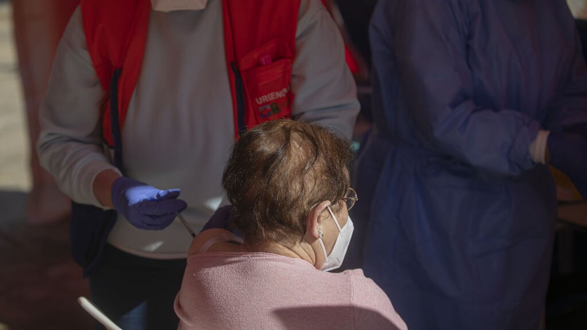 Andalucía comenzará el martes a vacunar con la tercera dosis en residencias de mayores Andalucía comenzará el martes a vacunar con la tercera dosis en residencias de mayores