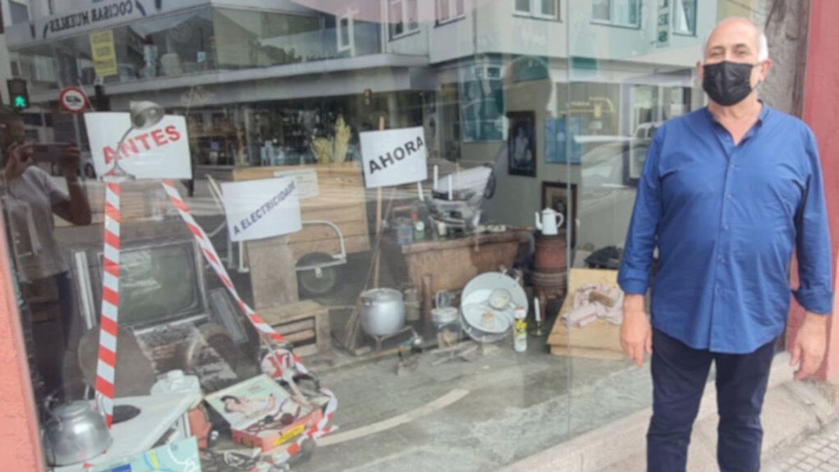Molinillos, planchas de hierro y tablas para lavar: el 'escaparate-denuncia' de una panadería contra la subida de la luz Molinillos, planchas de hierro y tablas para lavar: el 'escaparate-denuncia' de una panadería contra la subida de la luz