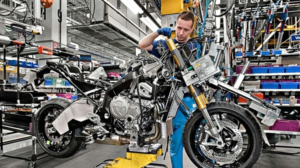 MONTAJE DE MOTO EN PLANTA DE ENSAMBLAJE 1
