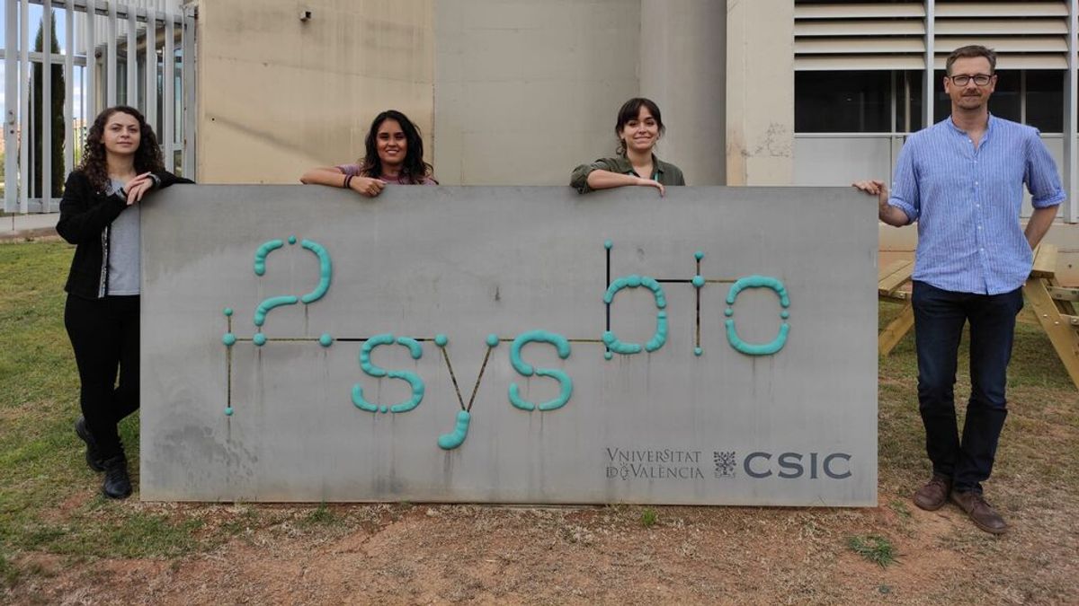 Los nóveles del humor científico premian un trabajo español sobre las bacterias de los chicles pegados en el suelo Los nóveles del humor científico premian un trabajo español sobre las bacterias de los chicles pegados en el suelo