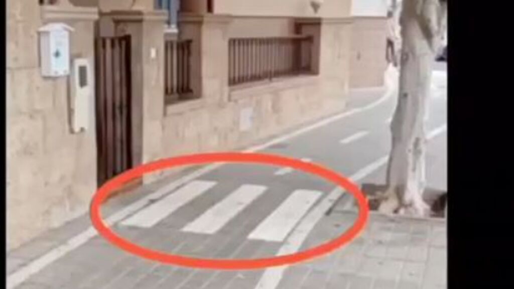 Le ponen un carril bici a la puerta de su casa y como solución un paso de cebra