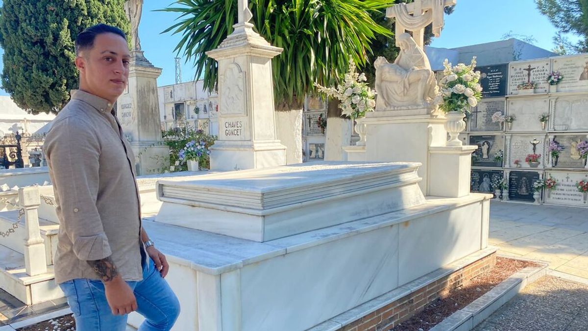 El masajista de Sevilla que se quedó sin clientes y creo una empresa de limpiar tumbas El masajista de Sevilla que se quedó sin clientes y creo una empresa de limpiar tumbas