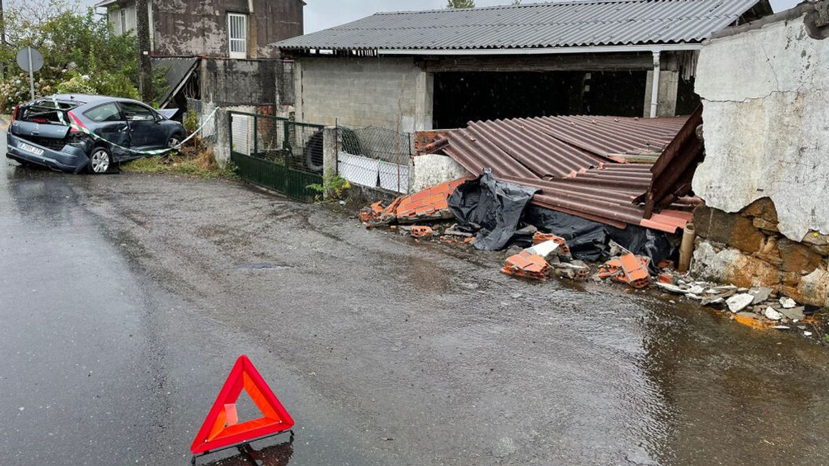 Un coche accidentado lleva más de 15 días empotrado contra una casa de Tordoia sin que nadie lo retire Un coche accidentado lleva más de 15 días empotrado contra una casa de Tordoia sin que nadie lo retire
