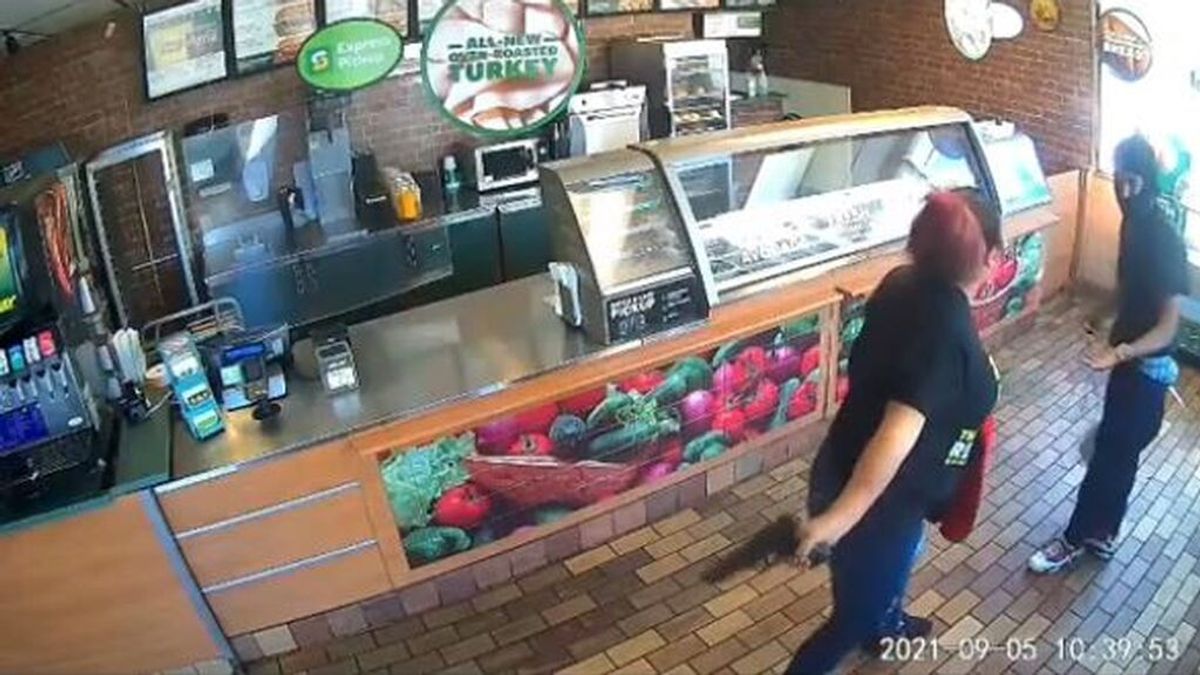 Despiden a una camarera que ahuyentó a un atracador que entró a robar a su restaurante