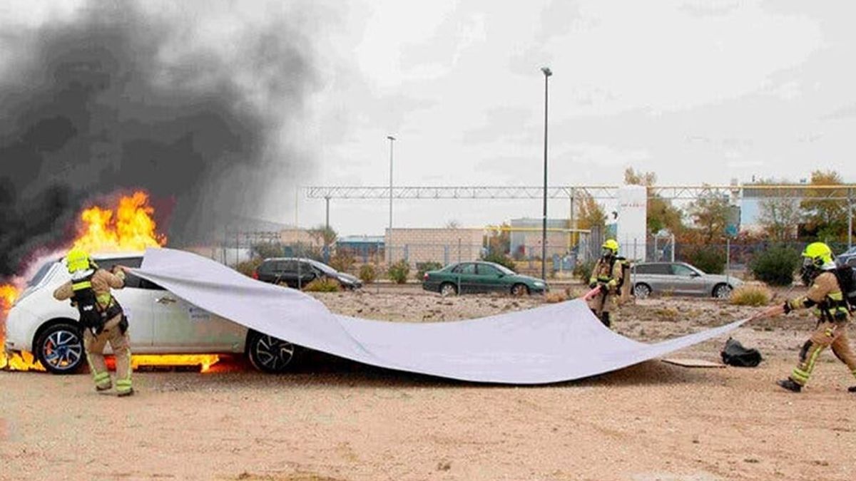 La manta ignífuga que hubiera evitado el incendio de Ávila y es ideal para el fuego en eléctricos La manta ignífuga que hubiera evitado el incendio de Ávila y es ideal para el fuego en eléctricos