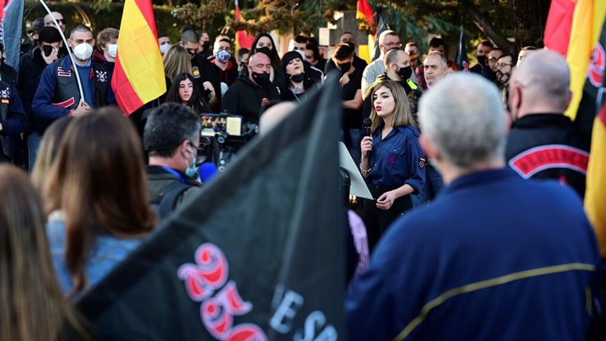 Grupos de neonazis se manifiestan en Chueca al grito de "fuera maricas de nuestros barrios" Grupos de neonazis se manifiestan en Chueca al grito de "fuera maricas de nuestros barrios"