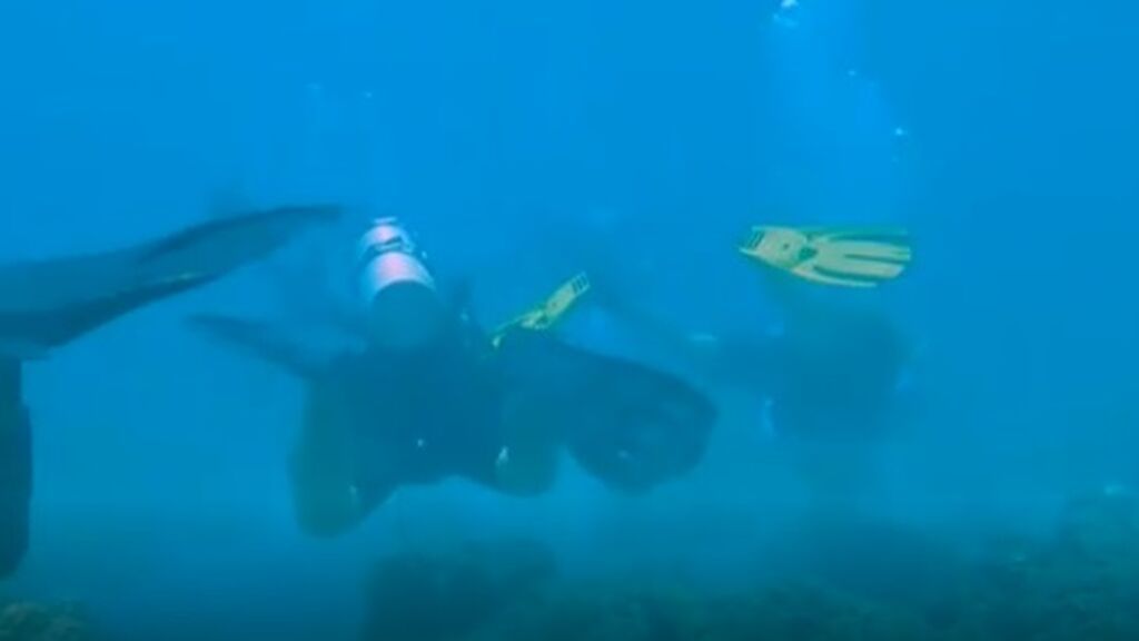 Buzos limpian de basura los corales marinos del fondo del mar en Filipinas