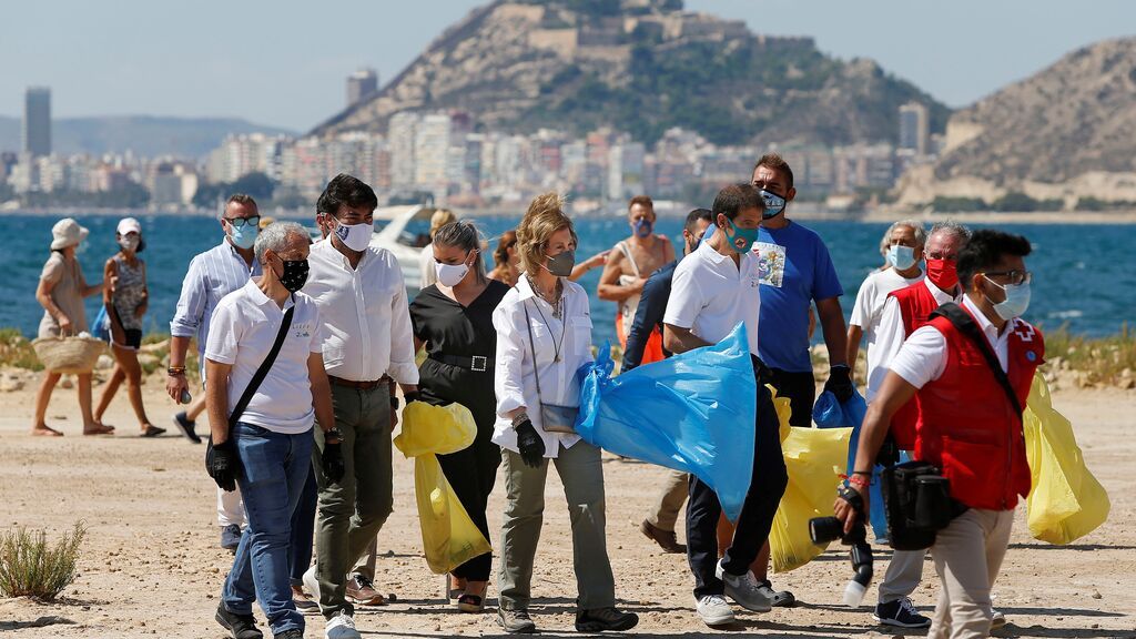 Doña Sofía ayuda mañana en una recogida de residuos en una playa de Alicante