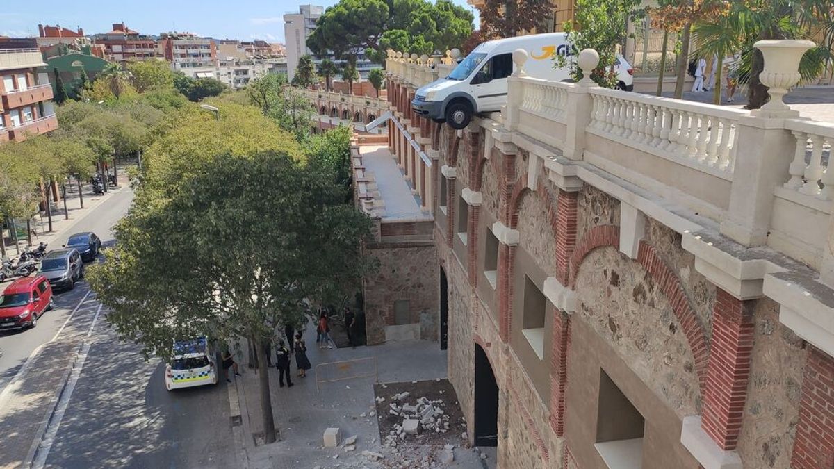 Una furgoneta queda suspendida en el aire tras chocar contra una barandilla en Barcelona Una furgoneta queda suspendida en el aire tras chocar contra una barandilla en Barcelona
