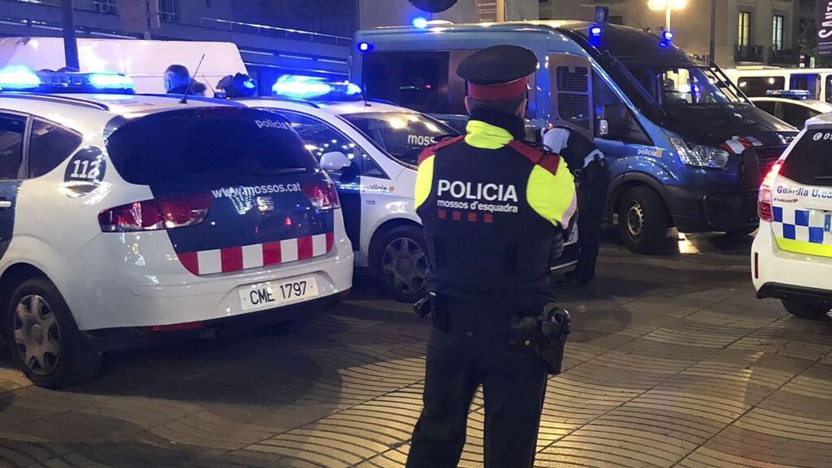 Los Mossos investigan una presunta agresión sexual a una mujer en el macrobotellón de Barcelona Los Mossos investigan una presunta agresión sexual a una mujer en el macrobotellón de Barcelona