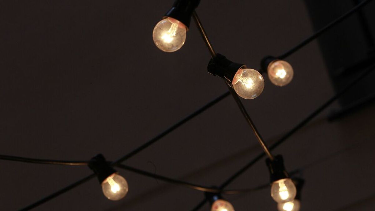 El precio de la luz continúa en descenso y baja este domingo hasta los 146,57 euros/MWh El precio de la luz continúa en descenso y baja este domingo hasta los 146,57 euros/MWh