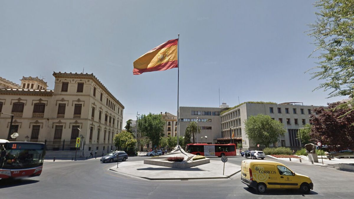Descuelgan de madrugada la bandera de España de la Avenida de la Constitución de Granada Descuelgan de madrugada la bandera de España de la Avenida de la Constitución de Granada