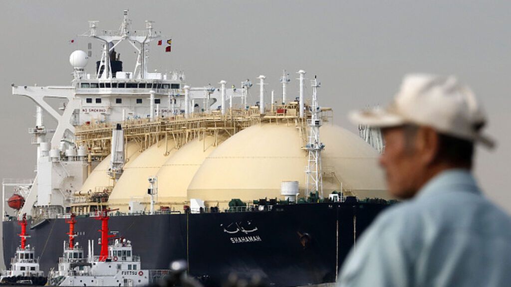 Barco metanero descargando gas natural licuado (GNL) en Japón
