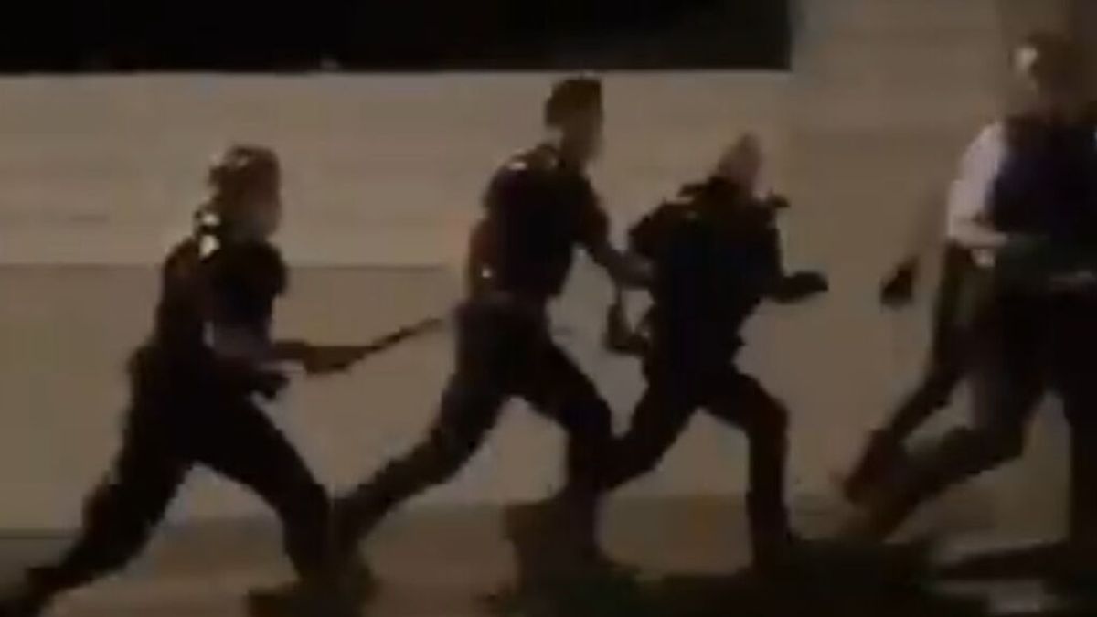 Mossos y policías locales huyen del lanzamiento de objetos de decenas de vándalos en Tiana