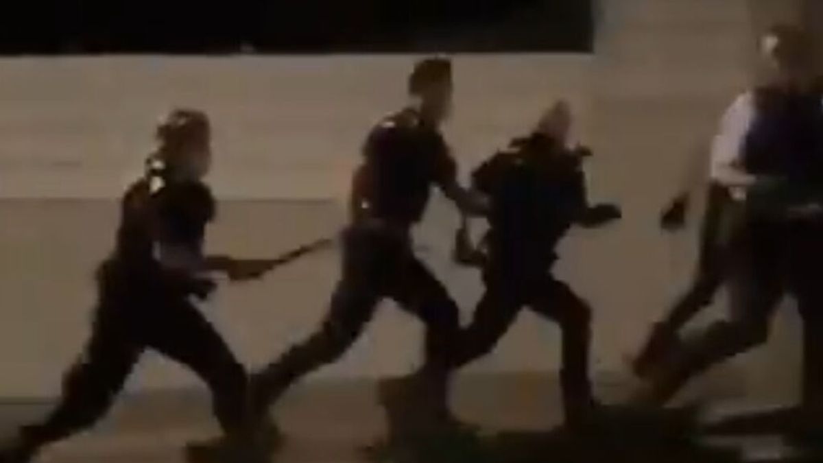 Mossos y policías locales huyen del lanzamiento de objetos de decenas de vándalos en Tiana Mossos y policías locales huyen del lanzamiento de objetos de decenas de vándalos en Tiana