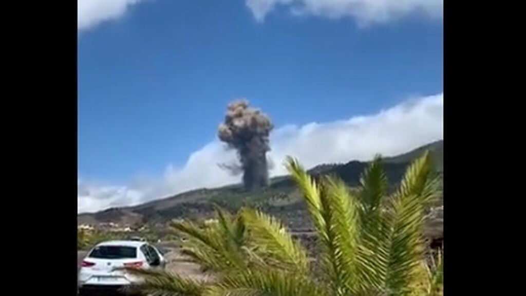 Las espectaculares imágenes del momento en el que el volcán de Cumbre Vieja entra en erupción en La Palma