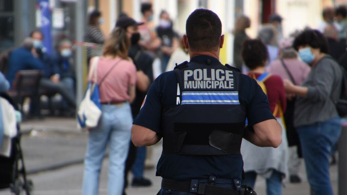 Dispara a dos vigilantes de seguridad en Francia por impedirle entrar a un parque al no tener pase sanitario