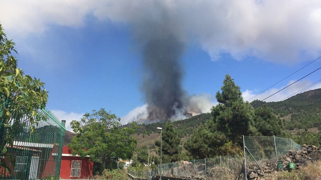 Una erupción volcánica ha comenzado esta tarde de domingo en los alrededores de Las Manchas, en El Paso