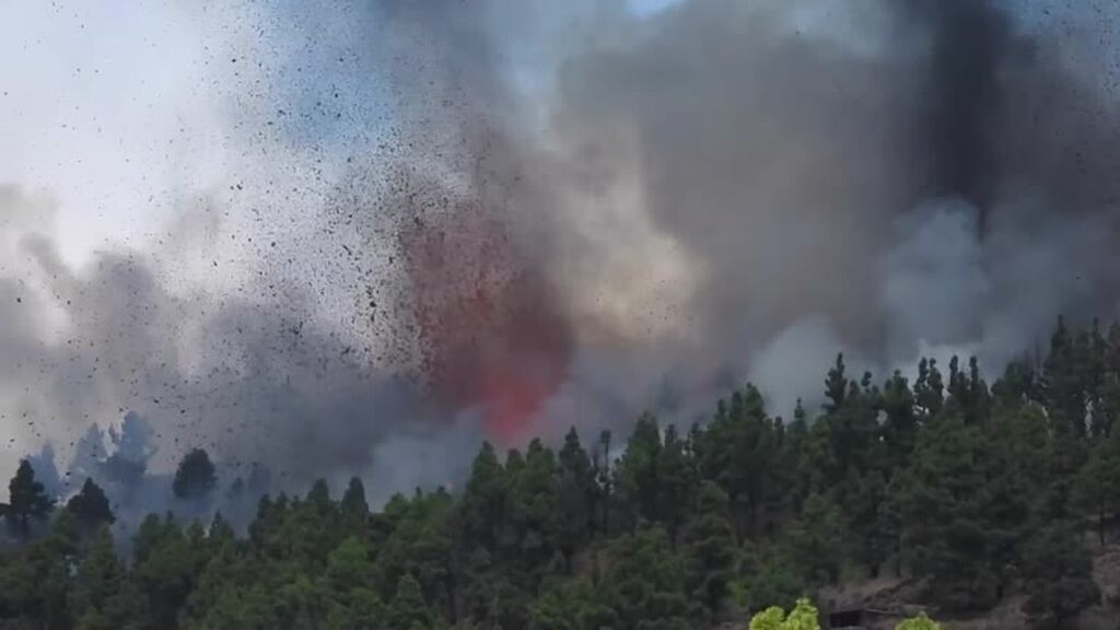 Una nueva explosión abre una quinta boca en el volcán de La Palma