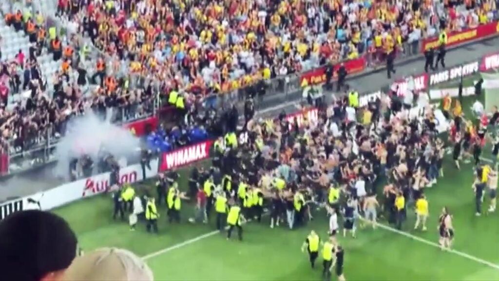 Los ultras del Lens provocan la vergüenza del fútbol francés: la batalla campal con los aficionados del Lille