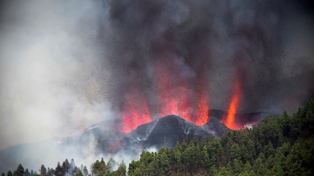 El volcán de La Palma comienza a expulsar lava y deja una columna de humo negro