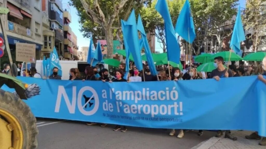 Marcha de protesta en Barcelona contra la ampliación del aeropuerto de El Prat