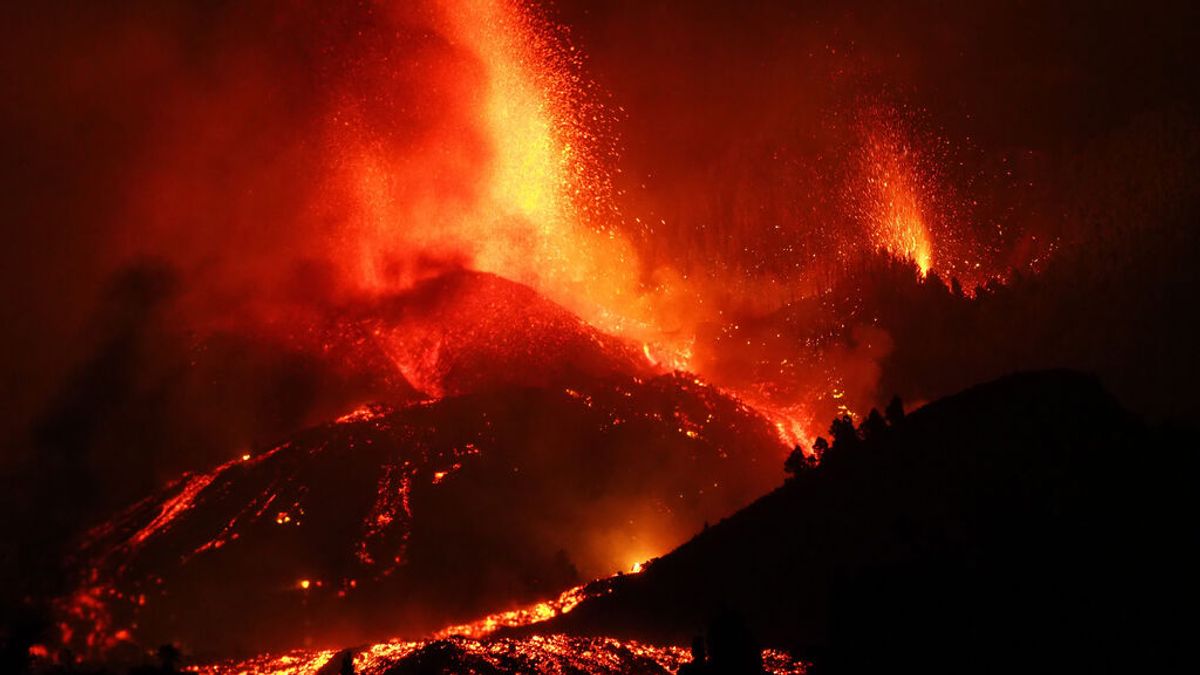 Reyes Maroto aboga por que el "espectáculo maravilloso" del volcán de La Palma sirva de "reclamo" turístico